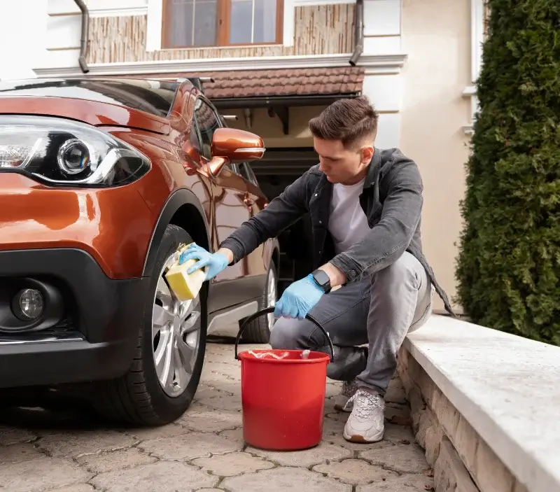 Lavage auto à domicile Monteignet-sur-l'Andelot : professionnel intervenant sur un véhicule